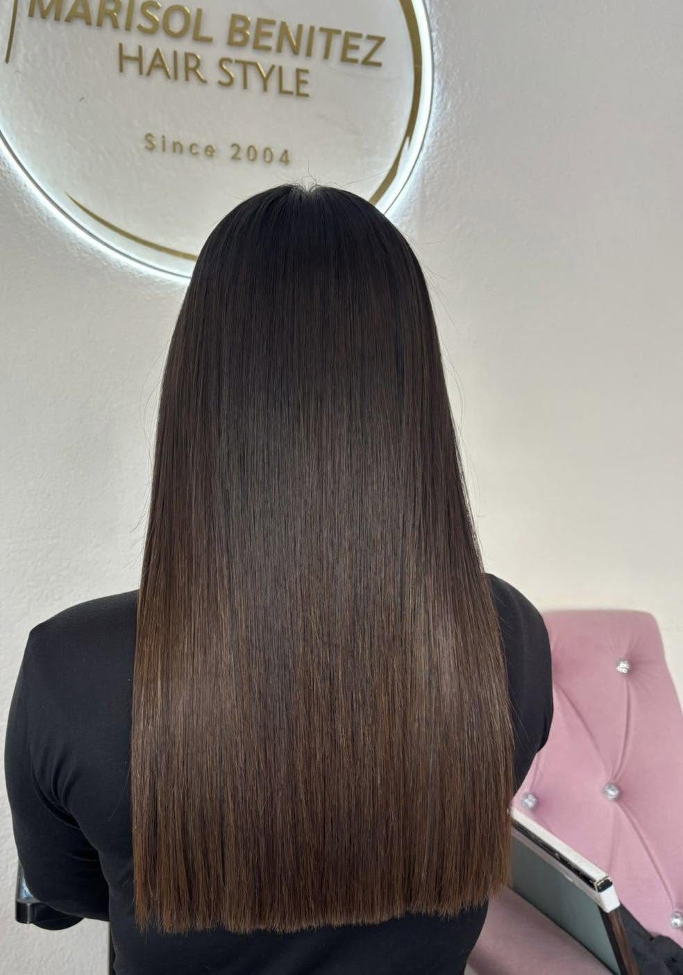 Corte en capas castaño con volumen