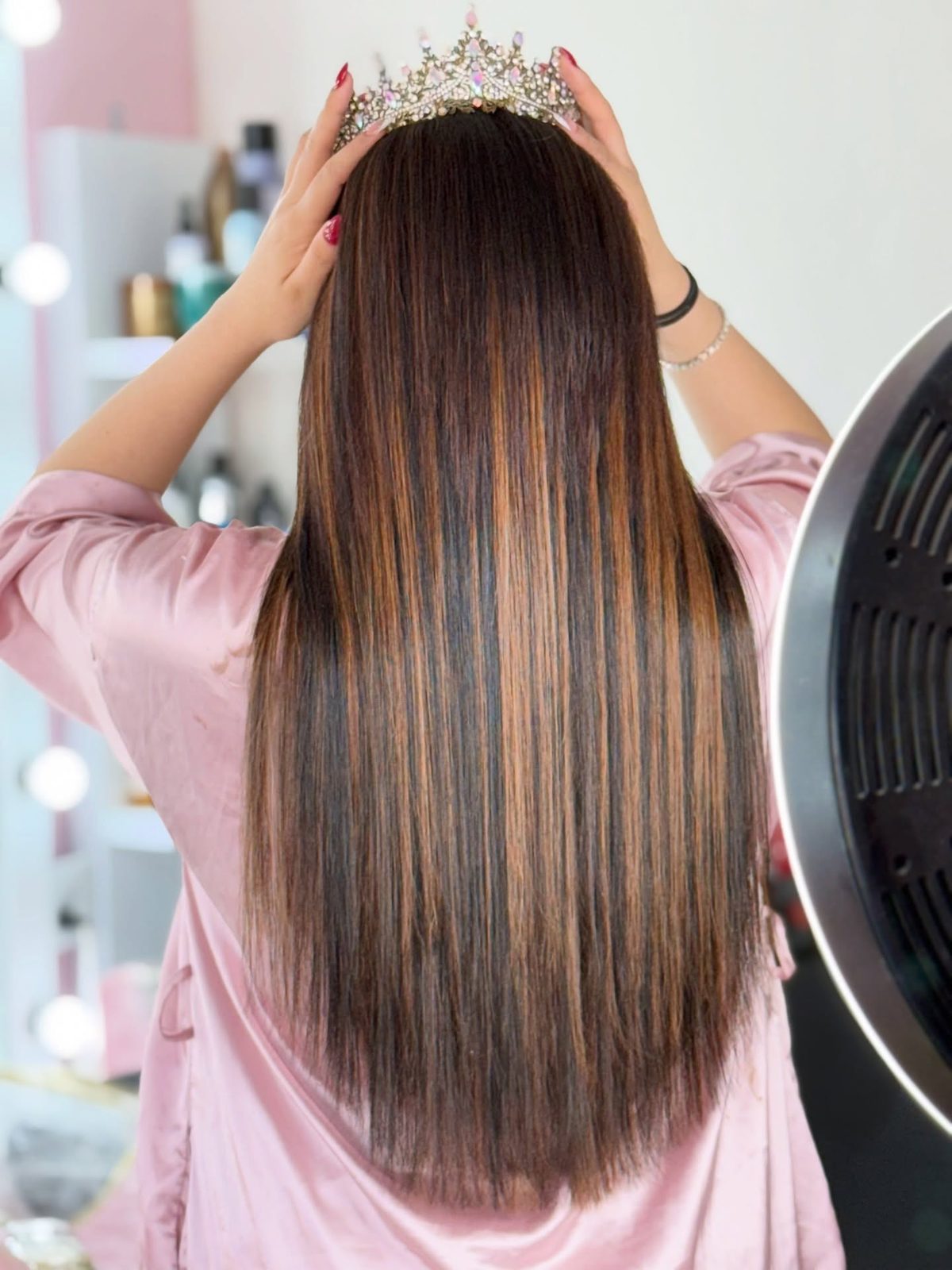 Cabello castaño claro largo con mechas balayage