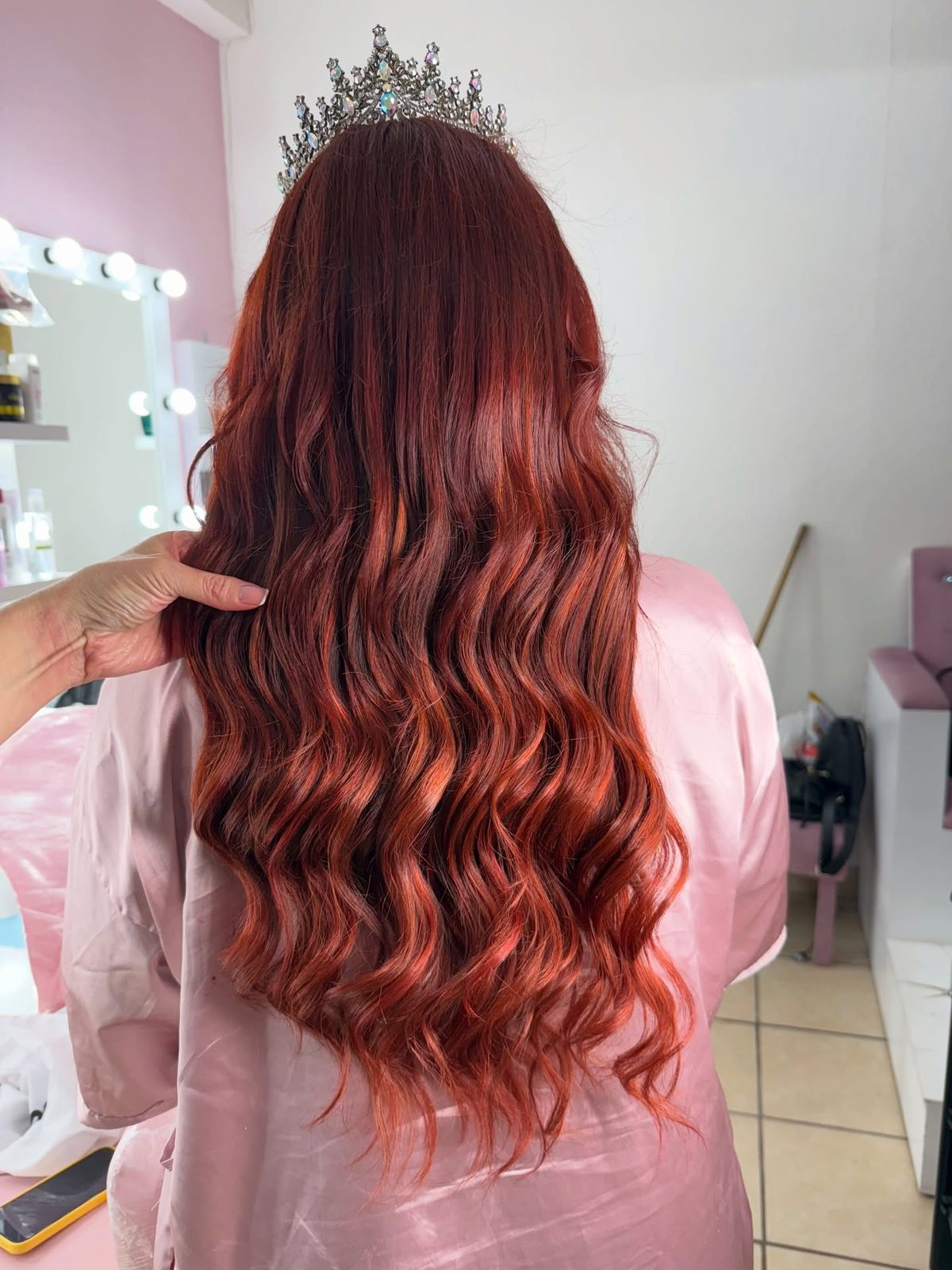 Cabello rojo cobrizo con ondas y tiara