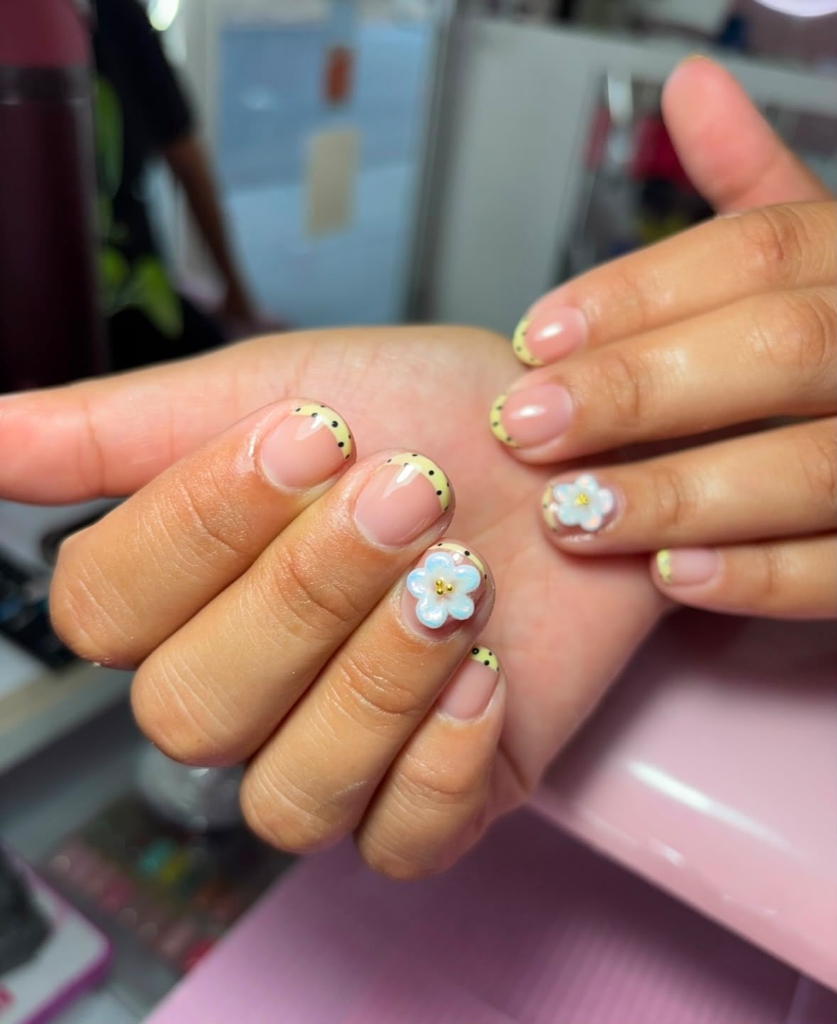 Trabajo de Cinthya - Uñas Flores