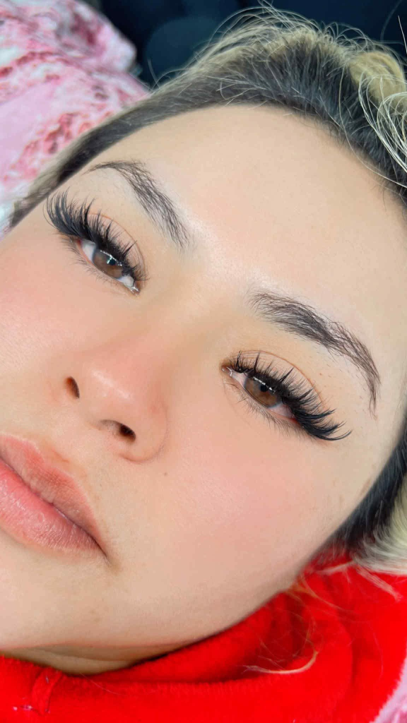 Extensiones de pestañas con volumen