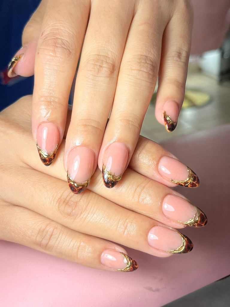 Uñas con punta animal print
