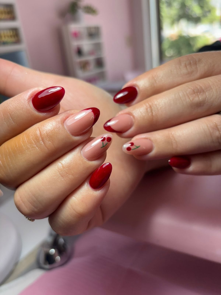 Uñas rojas con diseño de cerezas